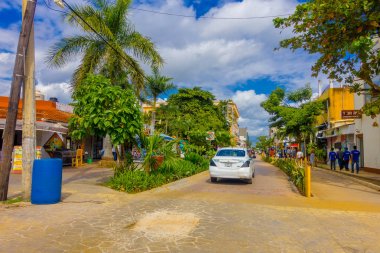 Bir Playa del Carmen, Meksika - 10 Ocak 2018: 5th Avenue açık görünümünü, şehrin ana caddesi. Şehrin turistik aktiviteler Riviera'sında coğrafi konumu nedeniyle geniş bir dizi sahiptir