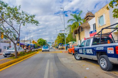 Bir Playa del Carmen, Meksika - 10 Ocak 2018: mavi polis van görünümünü Park, 5th Avenue, şehrin ana caddesi mekanlarda. Şehrin turistik faaliyetleri nedeniyle geniş bir dizi sahiptir,
