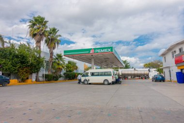 Bir Playa del Carmen, Meksika - 10 Ocak 2018: birçok otomobil açık görünüm park etmiş bir benzin istasyonunda playa del Carmen Meksika
