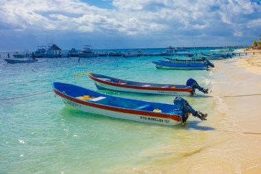 Puerto Morelos, Meksika - 10 Ocak 2018: Puerto Morelos beach Meksika güzel turkuaz suda teknelerin çiftin yakın çekim