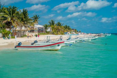 Puerto Morelos, Meksika - 10 Ocak 2018: Üst üste Puerto Morelos beach Meksika suda birçok tekne açık görünümünü