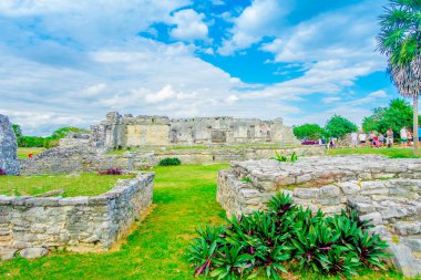 Tulum, Meksika - 10 Ocak 2018: Quintana Roo, Yucatan Yarımadası, Meksika içinde bir tulum Maya harabelerini fresklere Tapınağı yürüyüş tanımlanamayan kişi