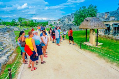 Tulum, Meksika - 10 Ocak 2018: yürüyüş ve Quintana Roo, Yucatan Yarımadası, Meksika içinde bir tulum Maya harabelerini fresklere Tapınağı manzarayı tanımlanamayan kişi