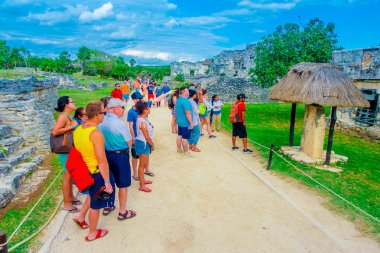 Tulum, Meksika - 10 Ocak 2018: yürüyüş ve Yucatan Yarımadası, Meksika, Quintana Roo içinde Tulum Maya harabelerini fresklere Tapınağı sırasında bir muhteşem manzarayı tanımlanamayan turist 