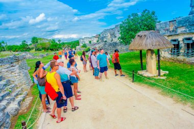 Tulum, Meksika - 10 Ocak 2018: yürüyüş ve Quintana Roo, Yucatan Yarımadası, Meksika içinde bir tulum Maya harabelerini fresklere Tapınağı manzarayı tanımlanamayan kişi