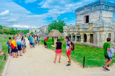 Tulum, Meksika - 10 Ocak 2018: yürüyüş ve Quintana Roo, Yucatan Yarımadası, Meksika içinde bir tulum Maya harabelerini fresklere Tapınağı manzarayı tanımlanamayan turist