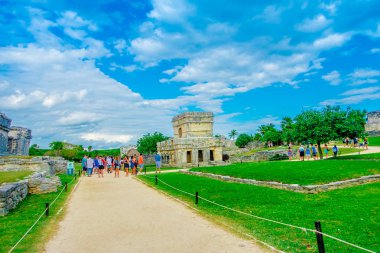 Tulum, Meksika - 10 Ocak 2018: yürüyüş ve Yucatan Yarımadası, Meksika, Quintana Roo içinde Tulum Maya harabelerini fresklere Tapınağı sırasında bir muhteşem manzarayı tanımlanamayan turist 