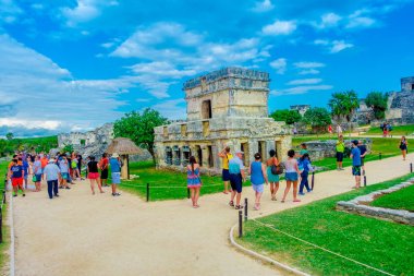 Tulum, Meksika - 10 Ocak 2018: yürüyüş ve Quintana Roo, Yucatan Yarımadası, Meksika içinde bir tulum Maya harabelerini fresklere Tapınağı manzarayı tanımlanamayan turist