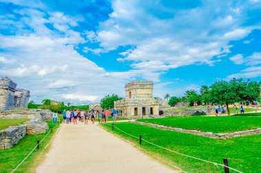 Tulum, Meksika - 10 Ocak 2018: yürüyüş ve Yucatan Yarımadası, Meksika, Quintana Roo içinde Tulum Maya harabelerini fresklere Tapınağı sırasında bir muhteşem manzarayı tanımlanamayan turist 