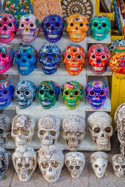 Tulum, Meksika - 10 Ocak 2018: renkli Maya seramik kafatasları, düzenli bir motif an esnaf dükkan Hatıra olarak satılan Antik Maya Sanat, kapat