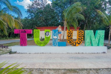 Tulum, Meksika - 10 Ocak 2018: Kimliği belirsiz kişi bir büyük renkli harflerle Tulum Maya Harabeleri, Tulum Meixco olarak girin, poz açık görünüm