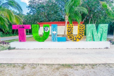 Tulum, Meksika - 10 Ocak 2018: Harflerin büyük renkli bir tulum Maya Harabeleri, Tulum Meixco olarak girin, açık görünüm