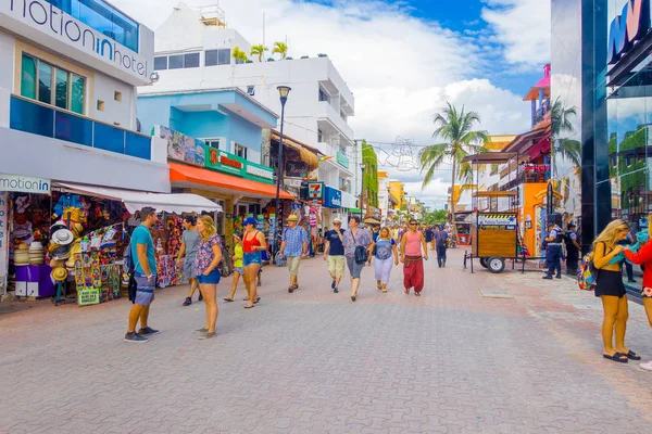 PLAYA DEL CARMEN, MEXICO - JANEIRO 10, 2017: Multidão de turistas ao longo das ruas da cidade. Aproximadamente 2 milhões de turistas por ano visitam Playa del Carmen e seus arredores — Fotografia de Stock