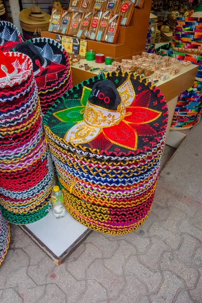 Playa Del Carmen, Mexiko - 10 januari 2017: Vackra och färgrika mexikanska hattar en ovanpå varandra i en marknad och souvenir butik i Playa del Carmen Mexico — Stockfoto