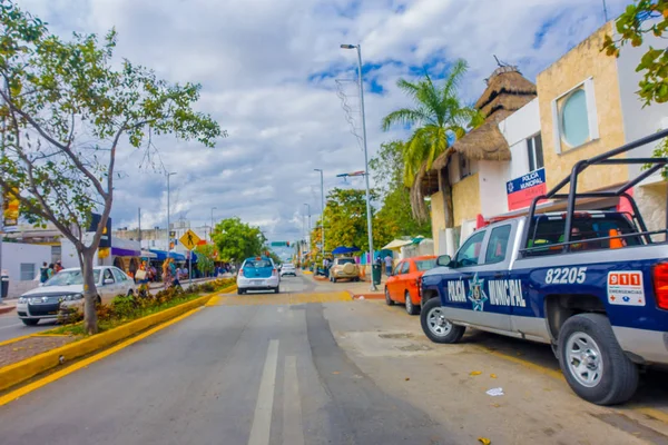 Playa del Carmen, México - 10 de enero de 2018: Vista de una camioneta azul de la policía estacionada al aire libre en la Quinta Avenida, la calle principal de la ciudad. La ciudad cuenta con una amplia gama de actividades turísticas debido a su —  Fotos de Stock