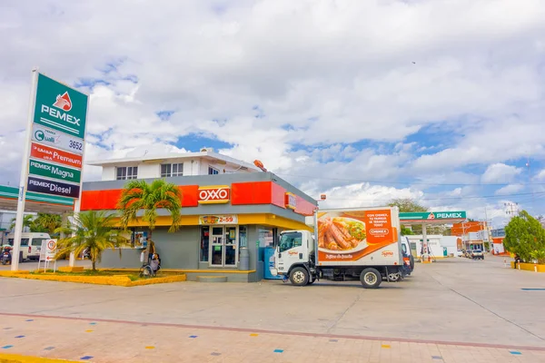 Playa del Carmen, México - 10 de enero de 2018: Vista al aire libre de muchos autos estacionados en una gasolinera en playa del Carmen México —  Fotos de Stock