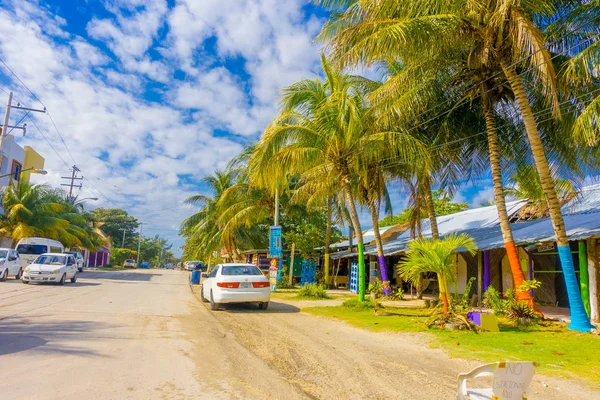 Puerto Morelos, México - 10 de enero de 2018: Vista al aire libre de algunas casas con muchos autos estacionados en la calle de Puerto Morelos, Península de Yucatán, México, al sur de Cancún —  Fotos de Stock