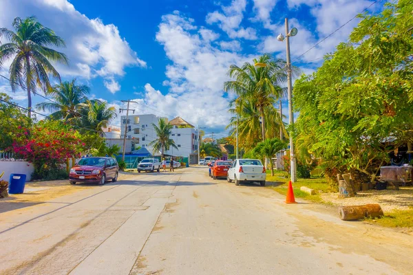 Puerto Morelos, México - 10 de enero de 2018: Vista al aire libre de algunas casas con muchos autos estacionados en la calle de Puerto Morelos, Península de Yucatán, México, al sur de Cancún —  Fotos de Stock