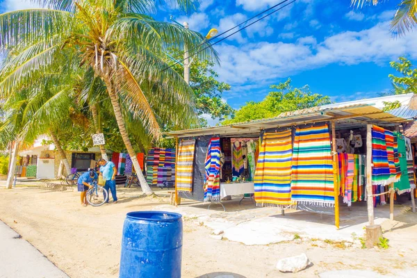 Puerto Morelos, México - 10 de janeiro de 2018: Vista ao ar livre da loja de tecidos nas ruas de Puerto Morelos, Península do Yucatán, México, sul de Cancún — Fotografia de Stock