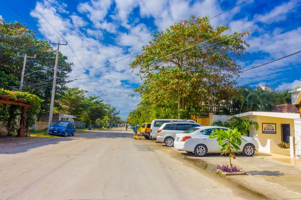 Puerto Morelos, Mexic - 10 ianuarie 2018: Frumoasă vedere în aer liber a unor case cu multe mașini parcate pe strada Puerto Morelos, Peninsula Yucatan, Mexic, la sud de Cancun — Fotografie, imagine de stoc