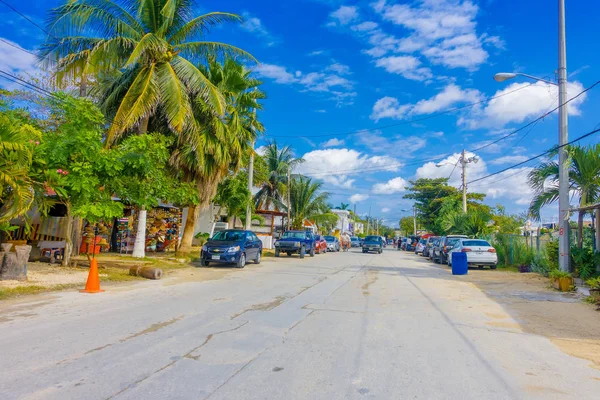 Puerto Morelos, México - 10 de enero de 2018: Hermosa vista al aire libre de algunas casas con muchos autos estacionados en la calle de Puerto Morelos, Península de Yucatán, México, al sur de Cancún —  Fotos de Stock