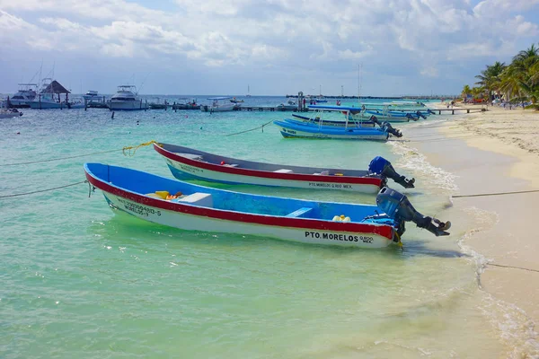 Puerto morelos, mexiko - 10. januar 2018: nahaufnahme zweier boote in einem wunderschönen türkisfarbenen wasser am strand von puerto morelos mexiko — Stockfoto
