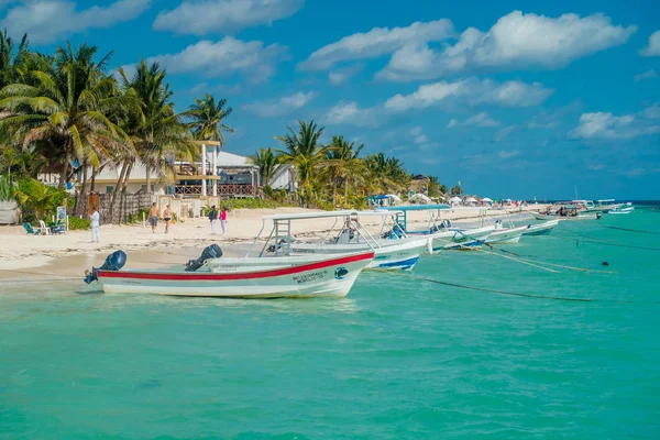 Puerto Morelos, Mexico - 10 januari 2018: Utomhus syn på många båtar i rad i vattnet i Puerto Morelos strand Mexiko — Stockfoto