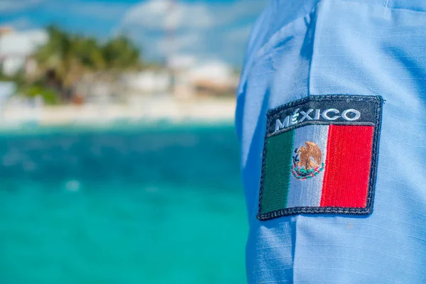 Puerto Morelos, México - 10 de enero de 2018: Primer plano del escudo mexicano impreso en una camiseta en Puerto Morelos — Foto de Stock