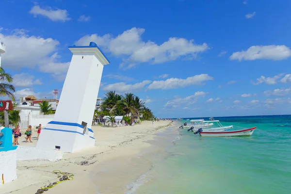 Puerto morelos, mexiko - 10. januar 2018: Unbekannte spazieren vor dem alten verbogenen leuchtturm in puerto morelos an der riviera maya in mexiko — Stockfoto