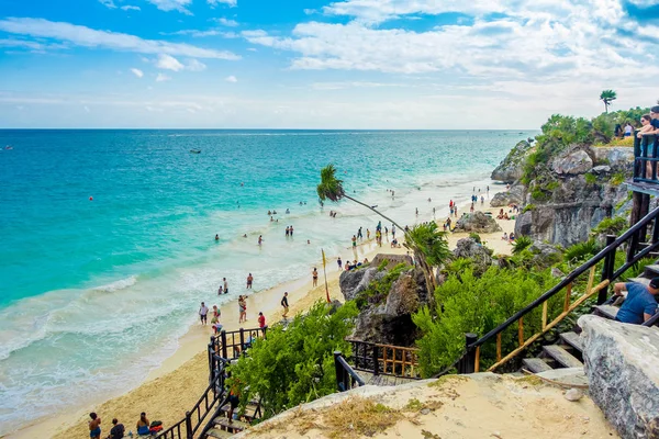 Tulum, Mexiko - 10 januari 2018: Ovanför vyn av oidentifierade njuter av den vackra Visa nära Maya-ruinerna i Tulum förutom Karibiska havet. Riviera Maya, reser Amerika — Stockfoto