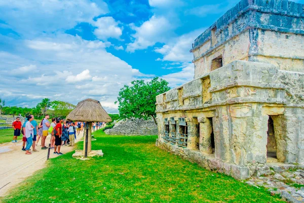 TULUM, MÉXICO - 10 DE ENERO DE 2018: Personas no identificadas caminando y disfrutando de la vista del Templo de los Frescos en las ruinas mayas de Tulum en Quintana Roo, Península de Yucatán, México — Foto de Stock