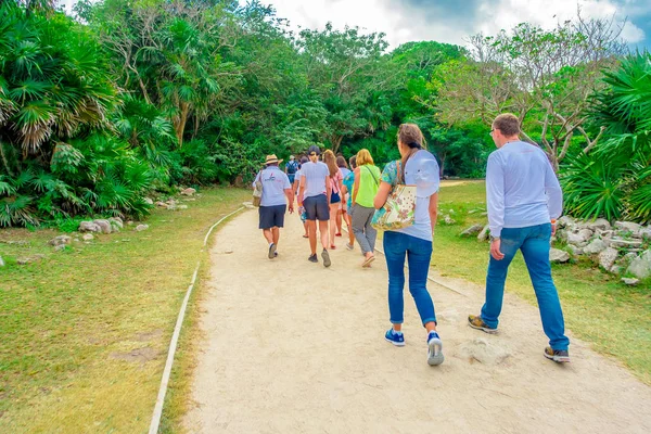 Tulum, Mexikó - 2018. január 10.: Azonosítatlan emberek séta, egy ökológiai elérési út, Quintana Roo, Yucatan-félsziget, Mexikó Tulum maja romjai — Stock Fotó