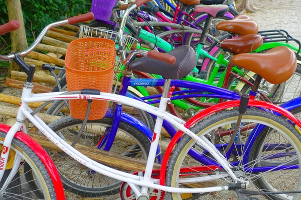 TULUM, MÉXICO - 10 DE ENERO DE 2018: Cierre de bicicletas estacionadas en fila en la entrada de las ruinas mayas de Tulum en Quintana Roo, Península de Yucatán, México —  Fotos de Stock