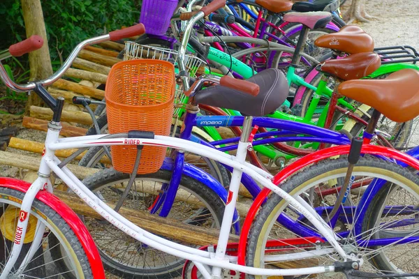 툴 룸, 멕시코-2018 년 1 월 10 일: 자전거의 킨타나로오, 유카탄 반도, 멕시코 툴 룸 마 야 유적의 입력에서 행에 주차의 클로즈업 — 스톡 사진