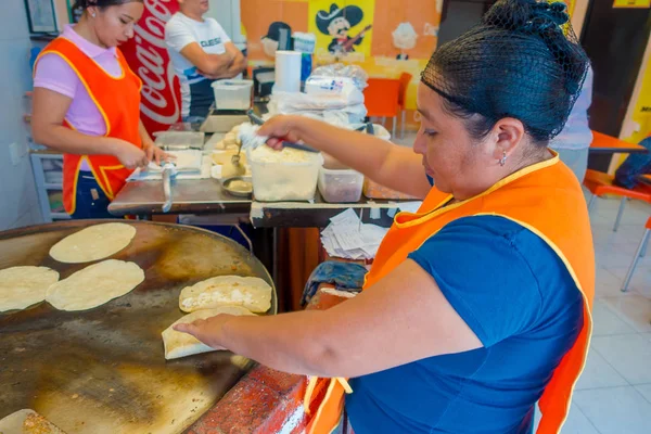 Tulum, Mexico -, 10 januari 2018: Onbekende vrouw werknemer waardoor maïs tortilla's in Mexico — Stockfoto