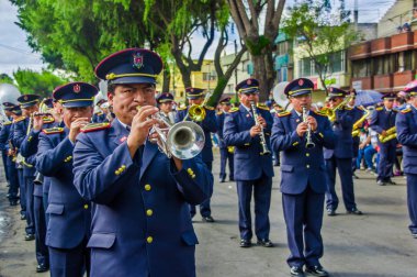Quito, Ekvator - 31 Ocak 2018: trompet Quito, Ekvator festival geçit töreni sırasında kimliği belirsiz oynayanlar