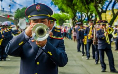 Quito, Ekvator - 31 Ocak 2018: trompet Quito, Ekvator festival geçit töreni sırasında kimliği belirsiz oynayanlar