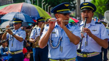 Quito, Ekvator - 31 Ocak 2018: flüt Quito, Ekvator bir geçit töreni sırasında kimliği belirsiz oynayanlar