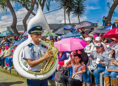Quito, Ekvator - 31 Ocak 2018: Tanımlanamayan grup adam bere takıyor ve Quito, Ekvator festival geçit töreni sırasında trompet çalmaya