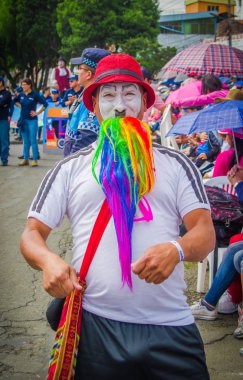 Quito, Ekvator - 31 Ocak 2018: Tanımlanamayan yüzü boyalı ve kumaş renkli bir sopayla Quito, Ekvator bir geçit töreni sırasında top tutan adamla