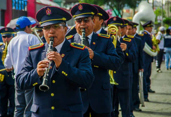厄瓜多尔基多-2018年1月31日: 在厄瓜多尔基多举行的节日游行中, 不知名的人在吹奏长笛 — 图库照片