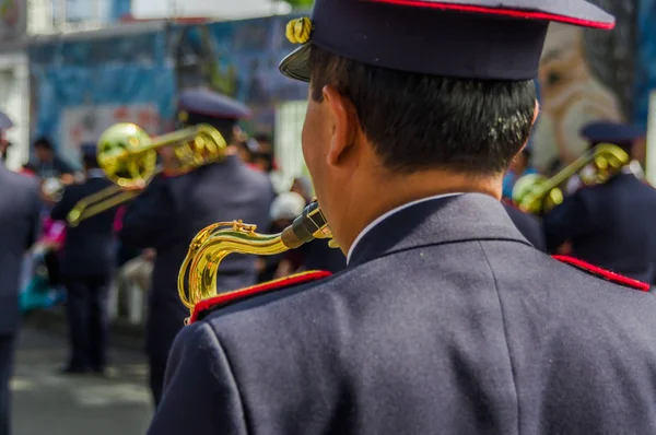 Quito, Ecuador - 31 januari 2018: Närbild av selektiv fokus för musiker som spelar ett instrument under en parad i Quito, Ecuador, bakifrån — Stockfoto