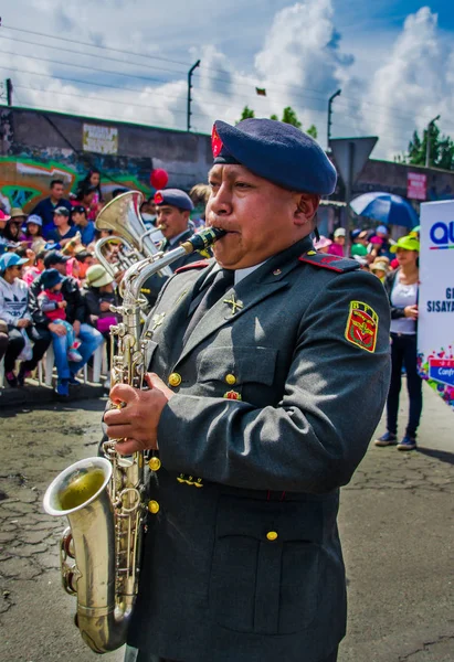 Quito, Ekvator - 31 Ocak 2018: Quito, Ekvator içinde geçit töreni sırasında bir saksafon oynamaya kimliği belirsiz adam — Stok fotoğraf