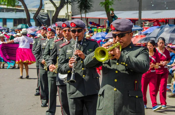 Quito, Ecuador - 31 januari 2018: Oidentifierade musiker bär basker och spela olika instrument under en parad i Quito, Ecuador — Stockfoto