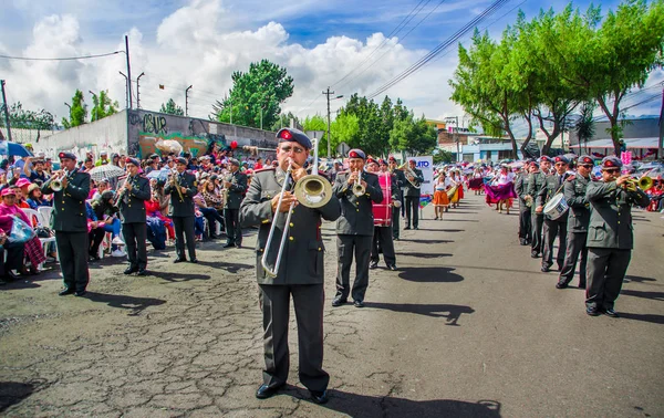 Quito, Ekvádor - 31. ledna 2018: Neidentifikovaný hudebníci na sobě baret a hraní na různé hudební nástroje během přehlídky v Quito, Ekvádor — Stock fotografie