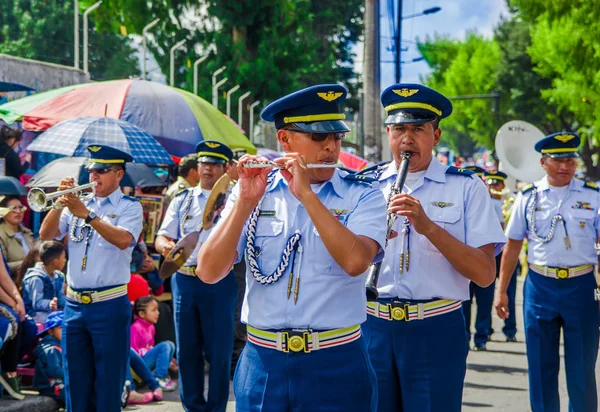 Quito, Ecuador - 31 januari 2018: Oidentifierade personer som spelar flöjt under en parad i Quito, Ecuador — Stockfoto