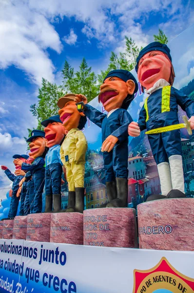 Quito, Ekwador - 31 stycznia 2018: Odkryty widok wielu marionetkami w rękach policja Quito, podczas parady w Quito, Ekwador — Zdjęcie stockowe