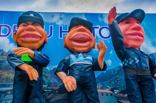 Кіто, Еквадор - 31 січня 2018: Відкритий з видом на вантажівки багато puppets Столичної поліції Кіто, під час параду в Кіто, Еквадор — стокове фото