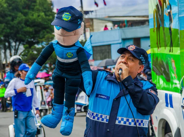 厄瓜多尔基多-2018年1月31日: 在厄瓜多尔基多游行期间, 在他手里有一个木偶的不明身份男子的户外视野 — 图库照片