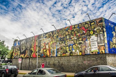 Quito, Ekvator 20 Ağustos 2017: Güzel duvar grafiti bir duvar ile bazı arabalar Park Merkezi Quito, Ekvator